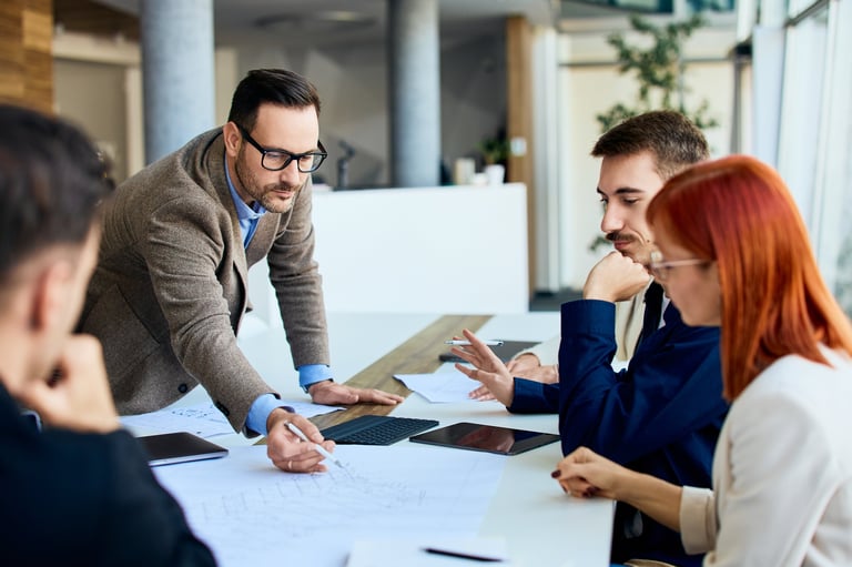 Empresario y asesor revisando documentos en ambiente corporativo